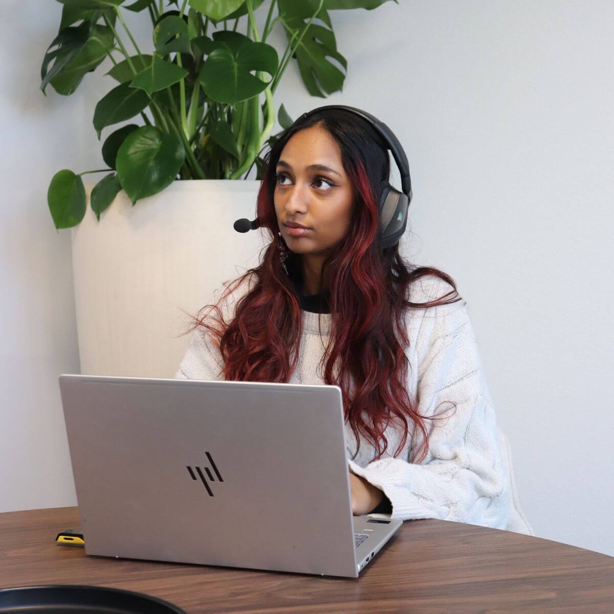 Microcash medewerker met headset achter een laptop