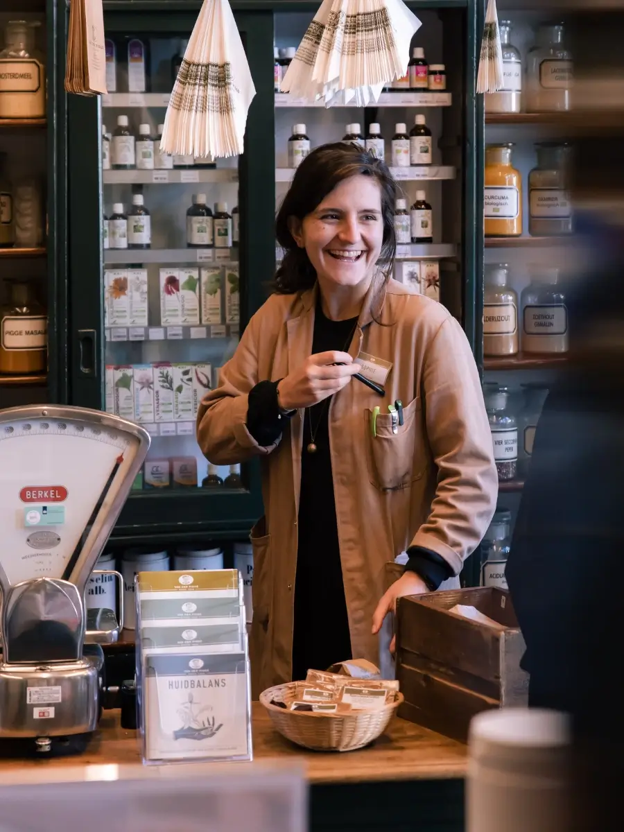 Medewerker van Van der Pigge in de winkel in Haarlem