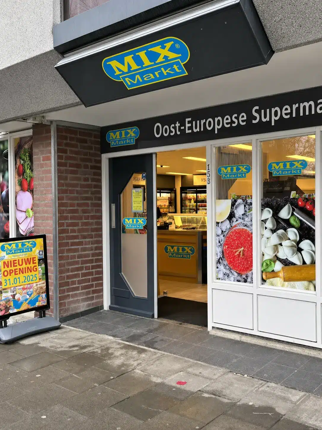 Medewerker van Mix Markt in de supermarkt